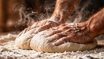 تحضير العجين يدويًا في مخبز الياسر
